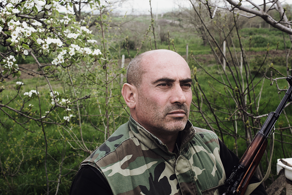 Ветеран карабахской войны 1991-1994 гг. Мартин всегда держит при себе боевую винтовку  