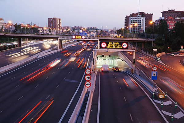 Из 99 км магистрали М-30 вокруг центра Мадрида более 56 км проложено под землей. 