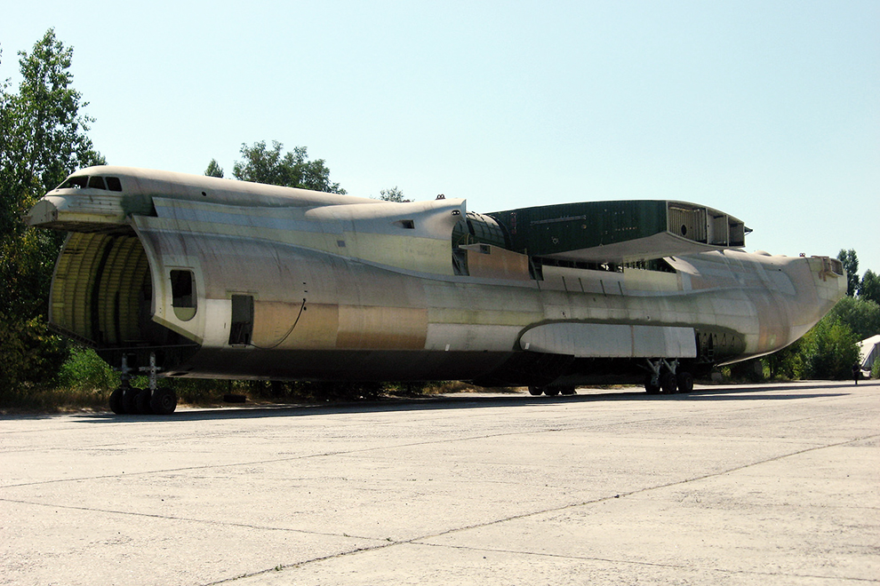 Фюзеляж втрого (недостроенного) экземпляра самолета Ан-225 №01-02, первоначально предназначавшийся для наземных статических испытаний.