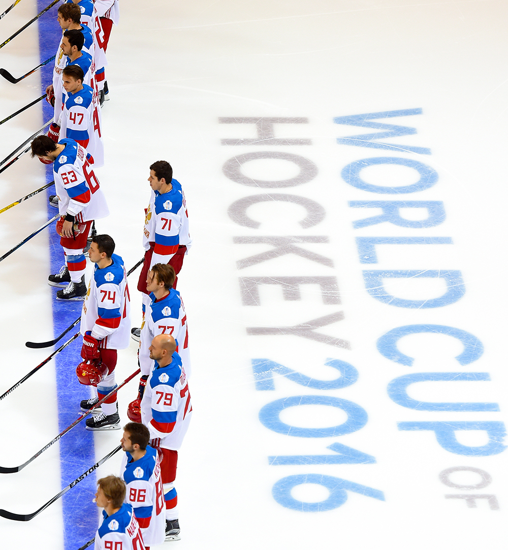 Игроки сборной России перед началом матча Кубка мира по хоккею - 2016 между сборными командами Северной Америки и России